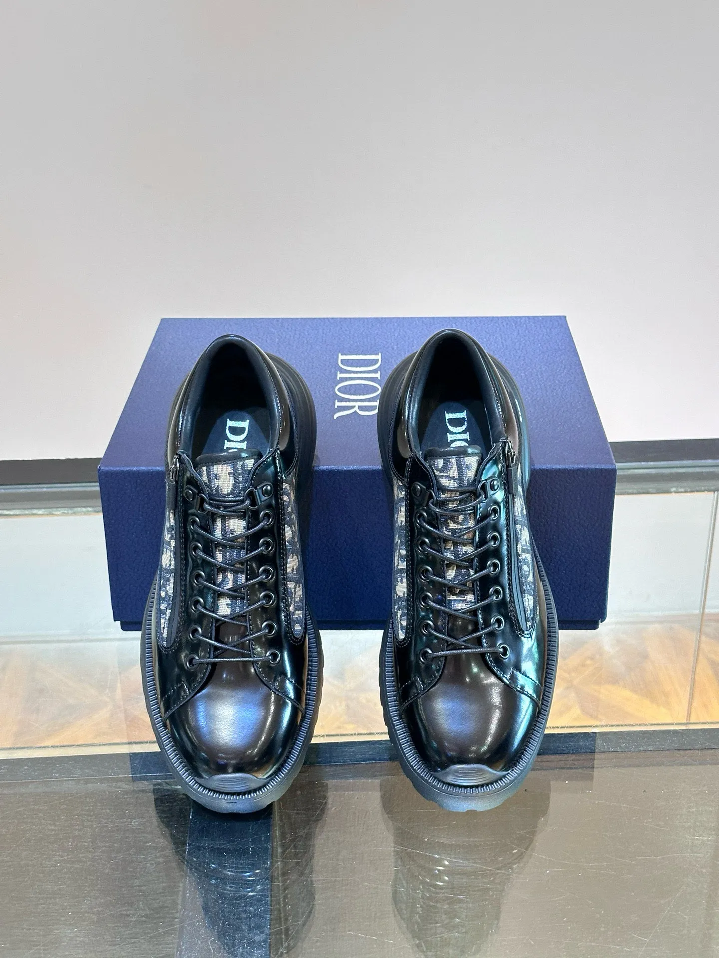 Factory price: 540💰◾️▫️Dior Combat Derby shoes are a new product in the 2024 spring men's wear series, presenting a mixed style that combines fashion design with sports elements. Crafted from black buffed calfskin leather with beige and black Oblique print panels on the sides and tongue. Designed with laces and technical zipper closure, the lightweight mixed-style sole highlights the charm of high-end customization. The Dior signature on the side enhances the style and will add a trendy touch to any look this season. Size: 39-44 (customized at 38.45)